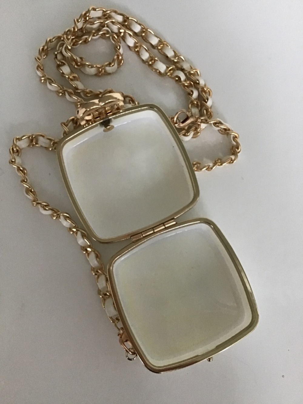 White Mini Chain Clutch 🤍 - Picture 5 of 7